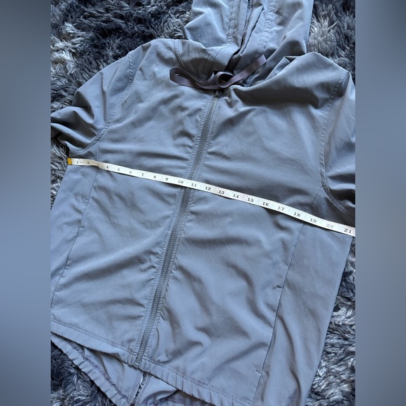 Victoria’s Secret Sport Lightweight Hooded Jacket – Size Medium – Neutral Grey - Picture 2 of 6